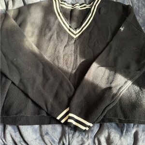 ALO Yoga Tennis Club Sweater Knit V-Neck
Pullover
Color: Black/Ivory